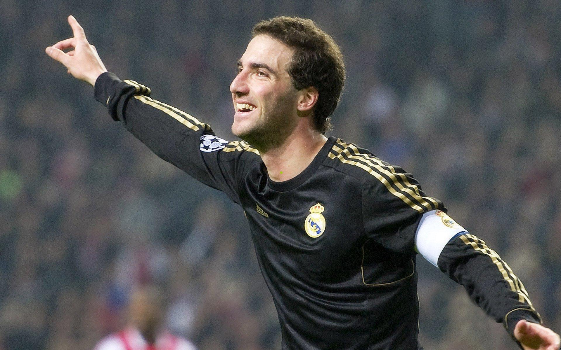 排列3_赛场变八角笼？迈阿密球员挥拳引冲突，反遭对手抱摔制服