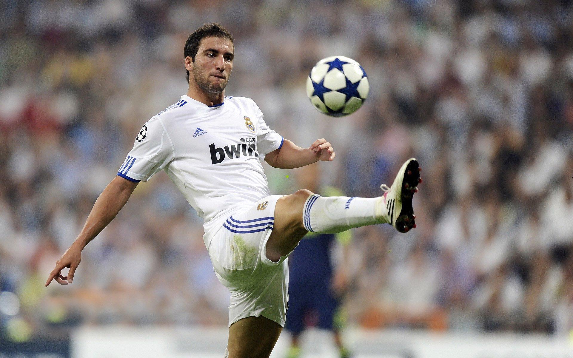 欧冠巅峰对决一触即发，皇马坐镇伯纳乌迎战曼城，蓝月亮状态正盛有望全身而退